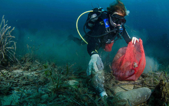 Rác thải nhựa dưới đáy biển - Ảnh: David Jones/ National Geographic