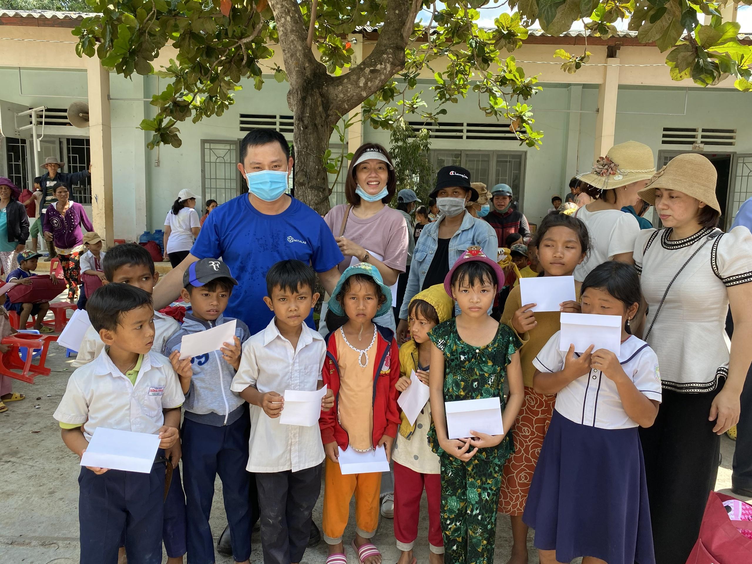MITALAB TẶNG QUÀ NĂM HỌC MỚI CHO CÁC EM NHỎ CÓ HOÀN CẢNH KHÓ KHĂN TẠI BÌNH THUẬN