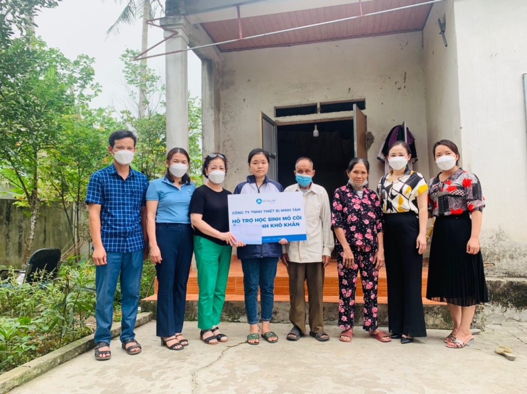 TIẾP SỨC CHO HỌC SINH MỒ CÔI HOÀN CẢNH KHÓ KHĂN VÙNG ĐẤT LỬA HÀ TĨNH
