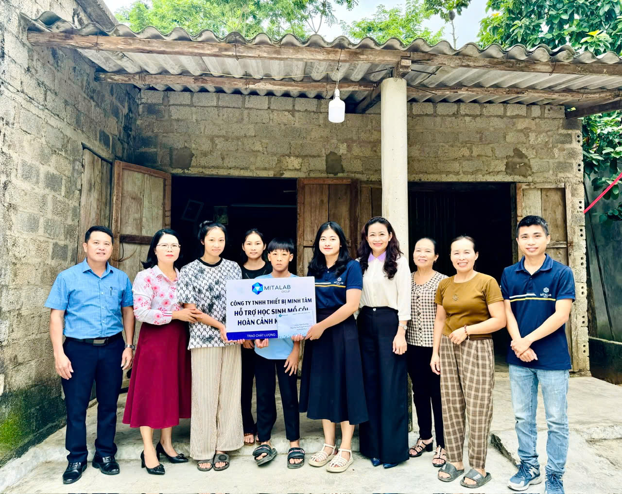 TRAO YÊU THƯƠNG, GIÚP ƯỚC MƠ CỦA HỌC SINH MỒ CÔI VƯƠN XA